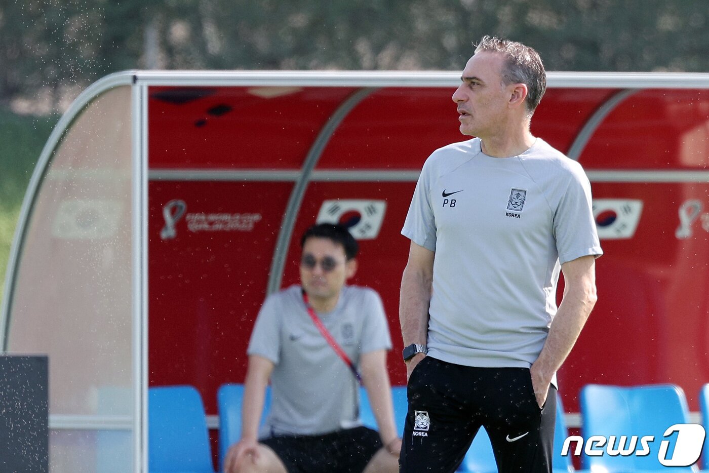 본문 이미지 - 파울루 벤투 대한민국 축구대표팀 감독이 4일 오전(현지시간) 카타르 도하 알에글라 트레이닝센터에서 선수들의 훈련을 지켜보고 있다. 2022.12.4/뉴스1 ⓒ News1 이동해 기자