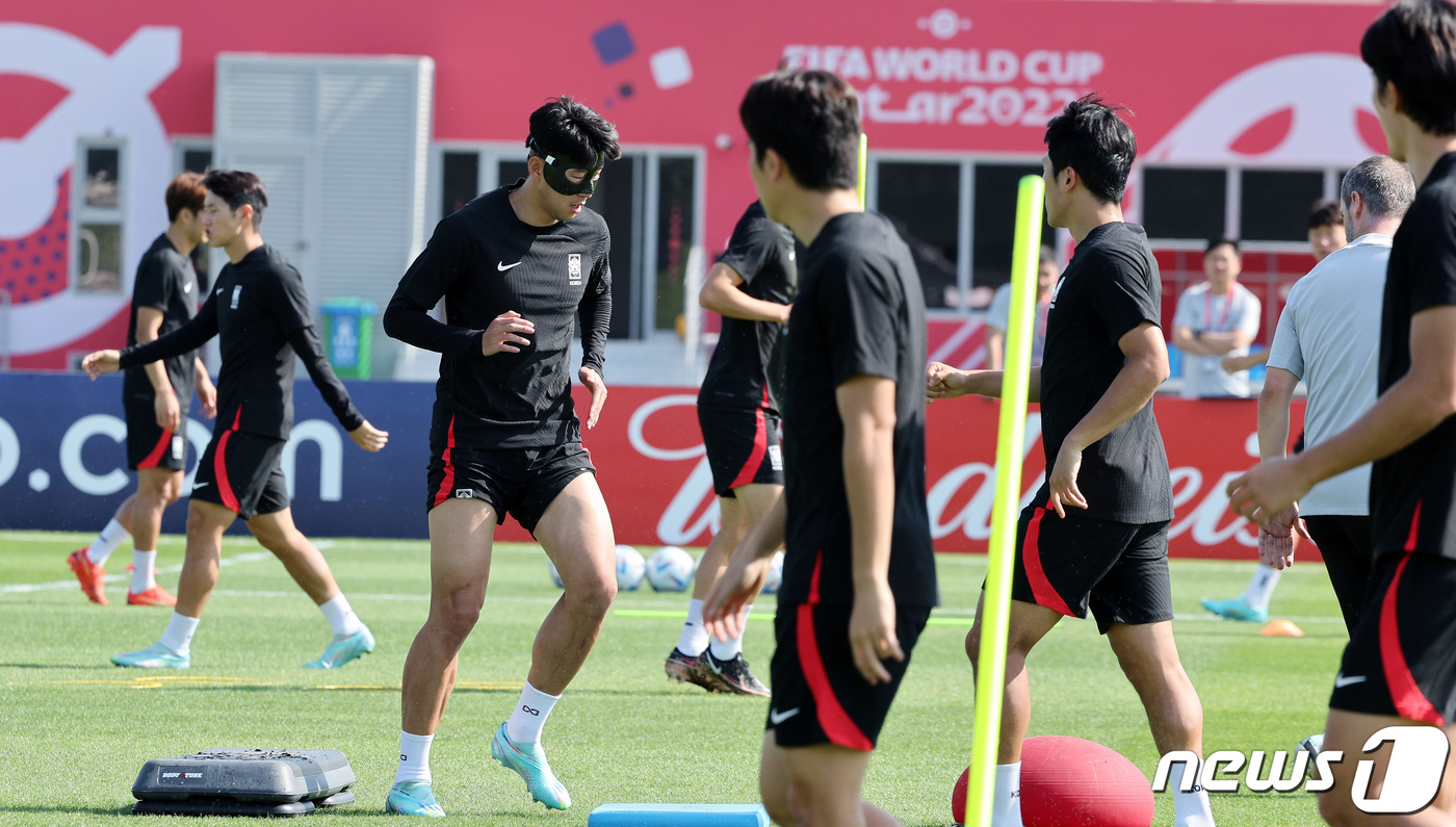 (도하(카타르)=뉴스1) 이동해 기자 = 대한민국 축구대표팀 손흥민 등이 4일 오전(현지시간) 카타르 도하 알에글라 트레이닝센터에서 훈련을 하고 있다. 2022.12.4/뉴스1