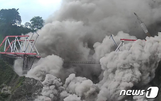 [포토] 인니 스메루 화산 폭발로, 붕괴된 다리