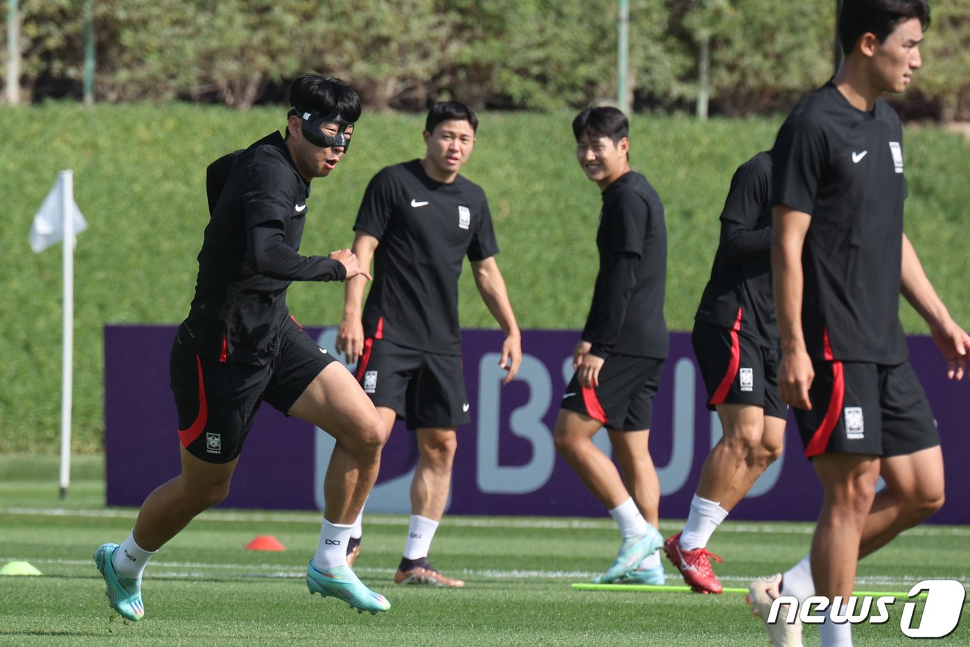 본문 이미지 - 대한민국 축구대표팀 손흥민 등이 4일 오전&#40;현지시간&#41; 카타르 도하 알에글라 트레이닝센터에서 훈련을 하고 있다. 2022.12.4/뉴스1 ⓒ News1 이광호 기자
