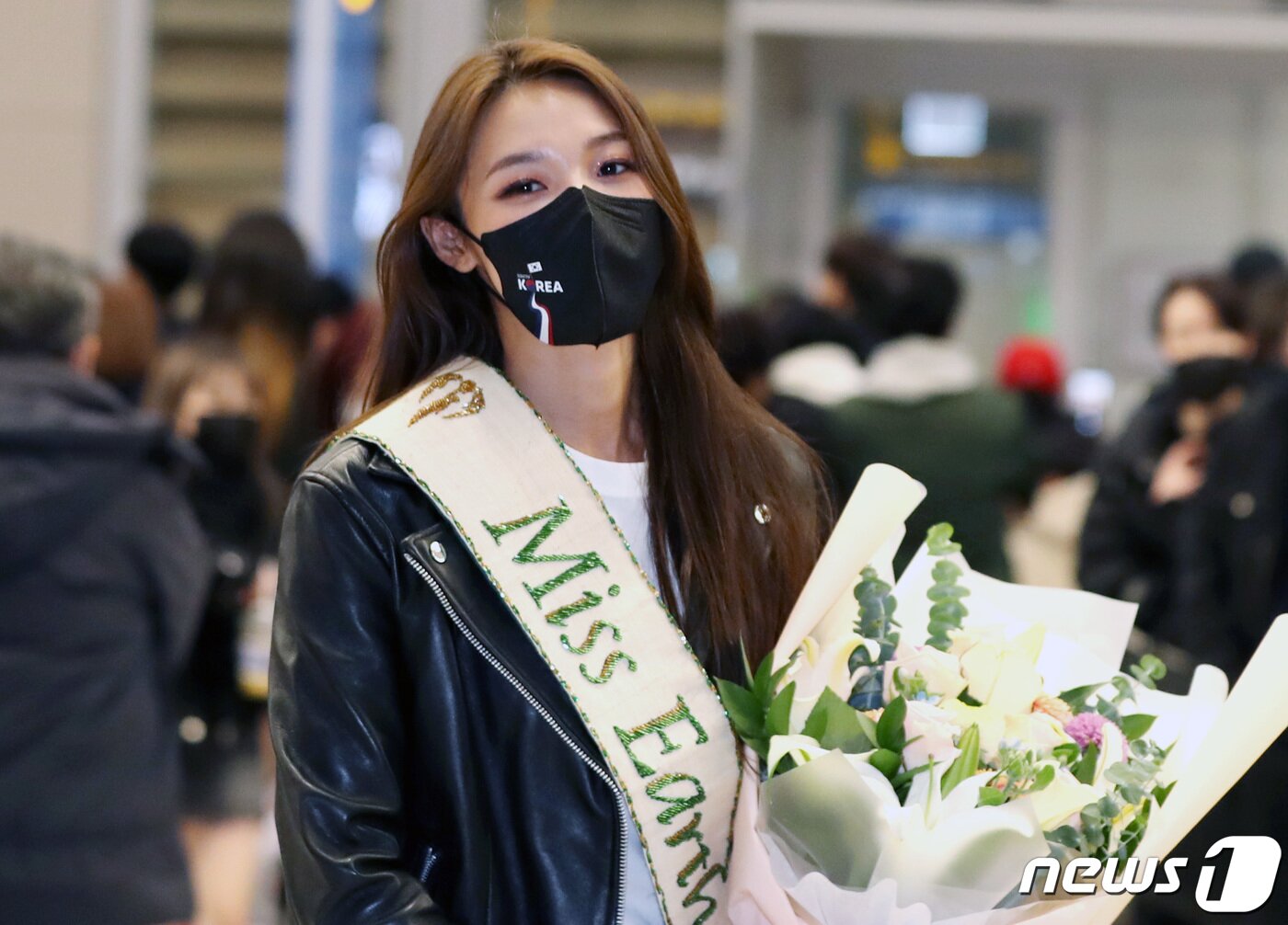 본문 이미지 - '미스 어스 2022'(Miss Earth 2022)에서 우승한 최미나수가 4일 오후 인천국제공항을 통해 귀국해 꽃다발을 들고 있다. 지난달 필리핀 마닐라에서 열린 '미스 어스'는 환경 보호를 주제로 개최되는 국제 미인 대회로, '미스 유니버스' '미스 월드' '미스 인터내셔널'과 함께 세계 4대 미인대회로 꼽힌다. 2022.12.4/뉴스1 ⓒ News1 구윤성 기자