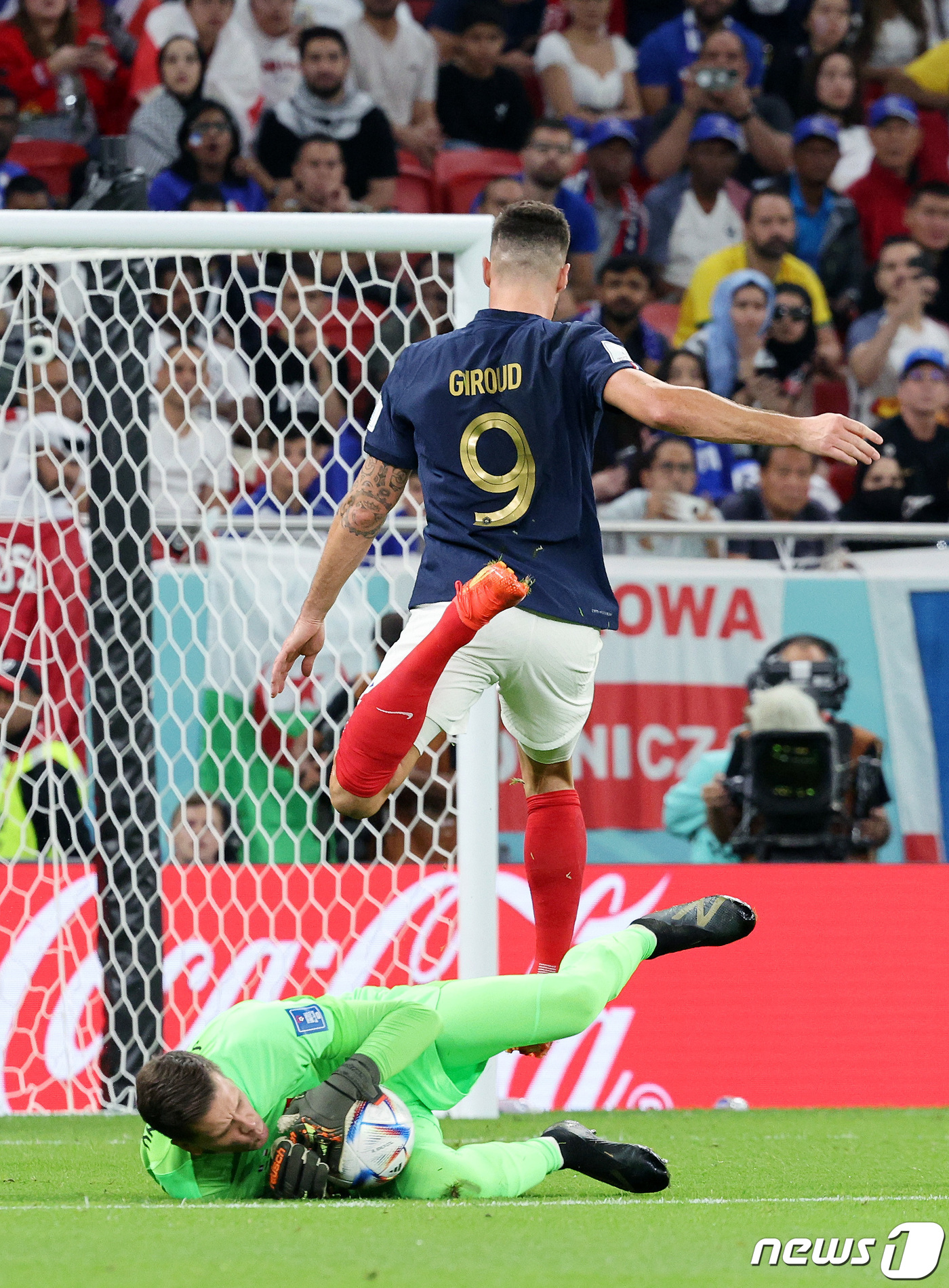 (도하(카타르)=뉴스1) 이동해 기자 = 4일(현지시간) 오후 카타르 도하의 알투마마 경기장에서 열린 2022 카타르 월드컵 16강전 프랑스와 폴란드의 경기 전반에서 폴란드 골키퍼 …