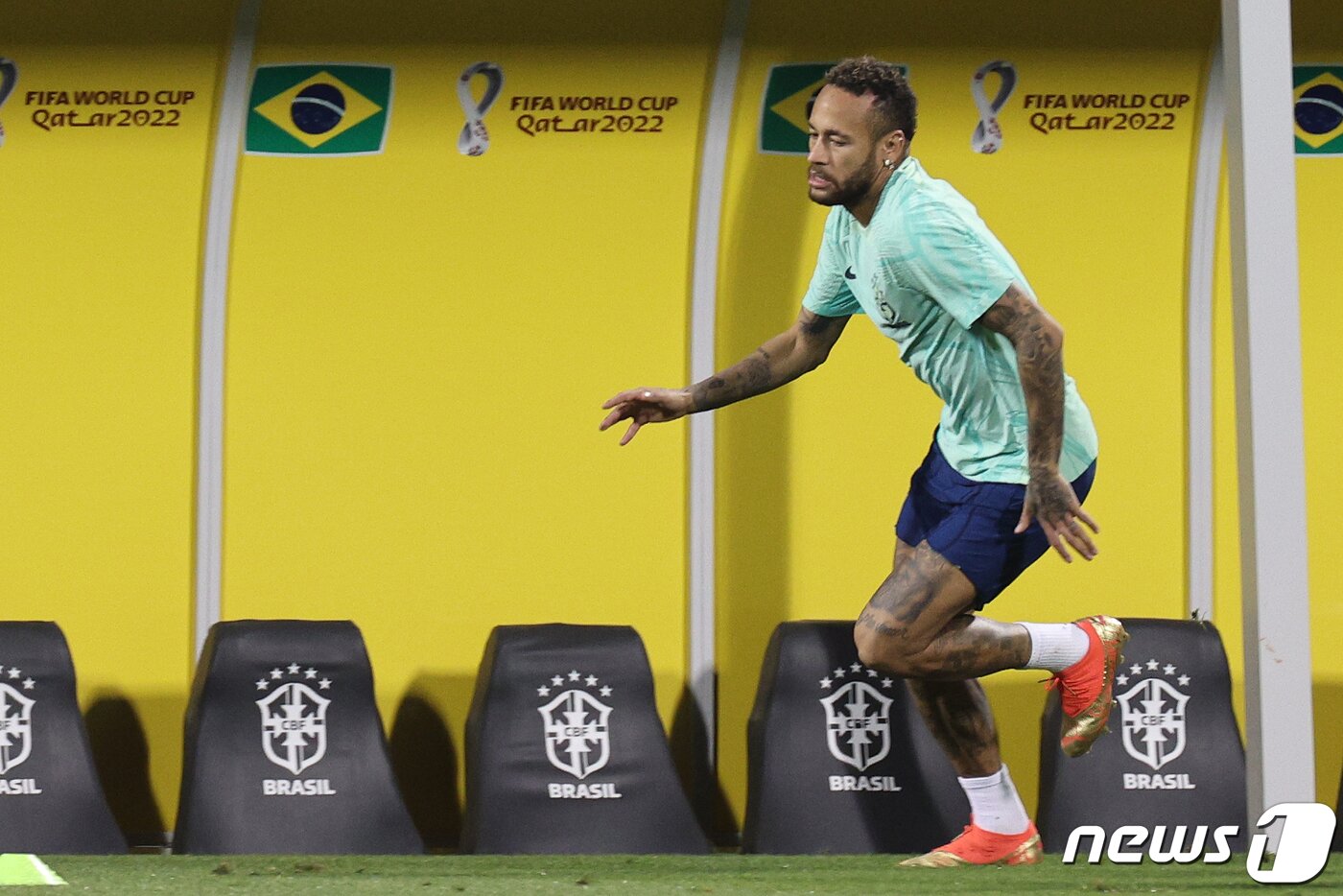 본문 이미지 - 브라질 축구대표팀 네이마르가 2022카타르 월드컵 16강 한국과의 경기를 하루 앞둔 4일 오후(현지시간) 카타르 알아라비 SC훈련장에서 훈련을 하고 있다. 2022.12.5/뉴스1 ⓒ News1 이광호 기자