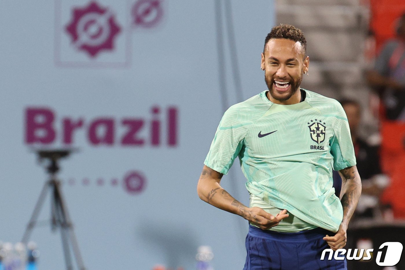 본문 이미지 - 브라질 축구대표팀 네이마르가 2022카타르 월드컵 16강 한국과의 경기를 하루 앞둔 4일 오후&#40;현지시간&#41; 카타르 알아라비 SC훈련장에서 훈련을 하고 있다. 2022.12.5/뉴스1 ⓒ News1 이광호 기자