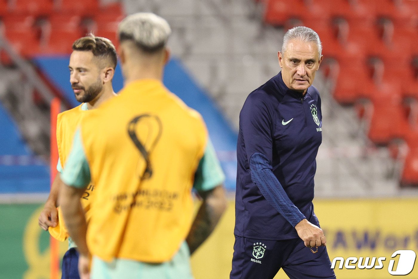 본문 이미지 - 브라질 축구대표팀 아데노르 레오나르도 바치 &#39;치치&#39; 감독이 2022카타르 월드컵 16강 한국과의 경기를 하루 앞둔 4일 오후&#40;현지시간&#41; 카타르 알아라비 SC훈련장에서 선수들의 훈련을 지켜보고 있다. 2022.12.5/뉴스1 ⓒ News1 이광호 기자