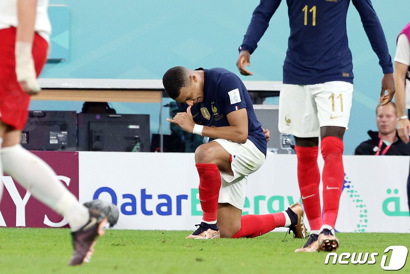 본문 이미지 - 프랑스 킬리안 음바페가 4일(현지시간) 오후 카타르 도하의 알투마마 경기장에서 열린 2022 카타르 월드컵 16강전 프랑스와 폴란드의 경기 후반에서 추가골을 넣은 뒤 세리머니를 하고 있다. 2022.12.5/뉴스1 ⓒ News1 이동해 기자