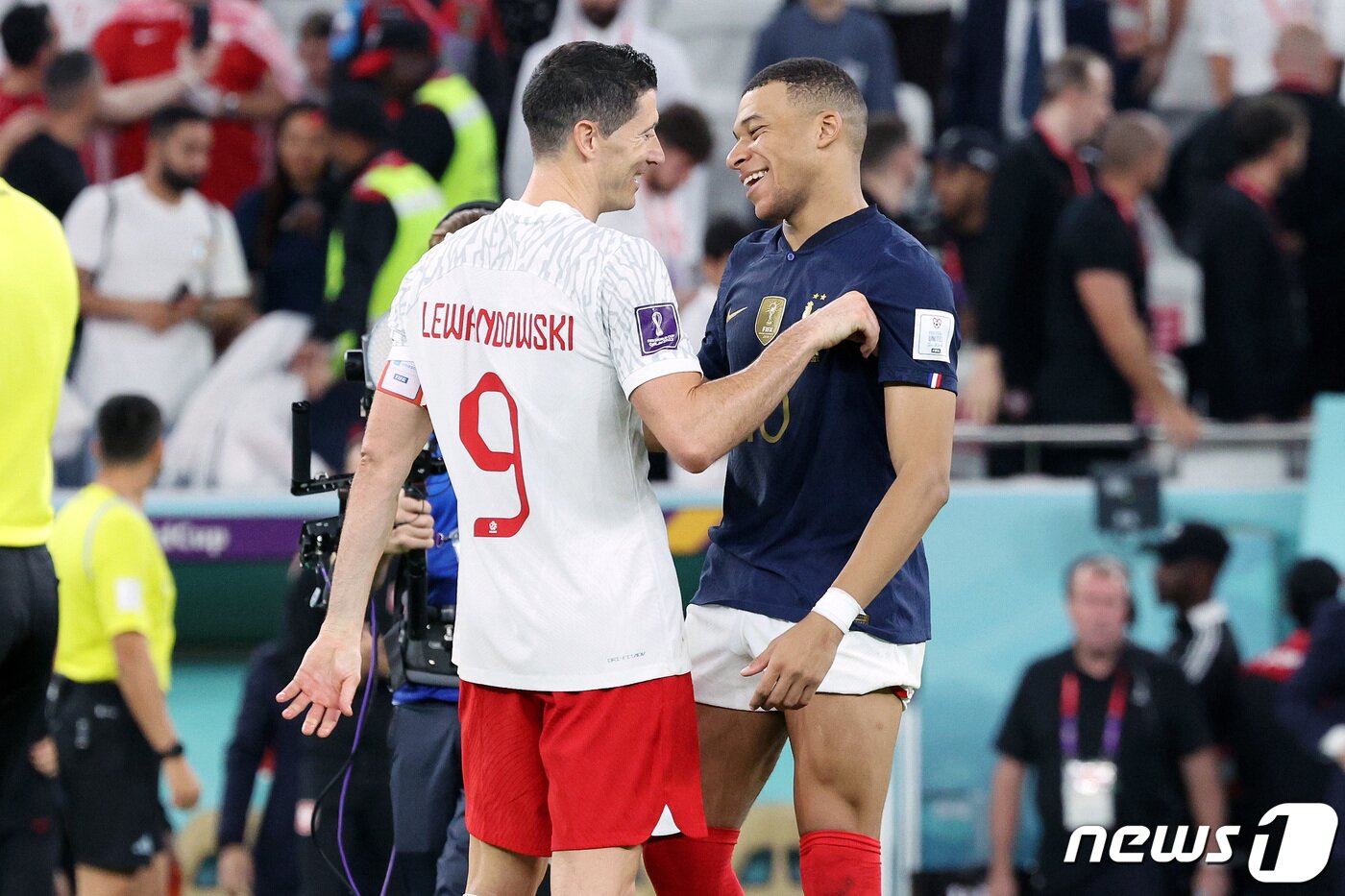 본문 이미지 - 프랑스 킬리안 음바페와 폴란드 로베르트 레반도프스키가 4일(현지시간) 오후 카타르 도하의 알투마마 경기장에서 열린 2022 카타르 월드컵 16강전 프랑스와 폴란드의 경기 후 인사를 나누고 있다. 경기는 프랑스가 3대 1 완승을 거두며 8강에 진출했다. 2022.12.5/뉴스1 ⓒ News1 이동해 기자