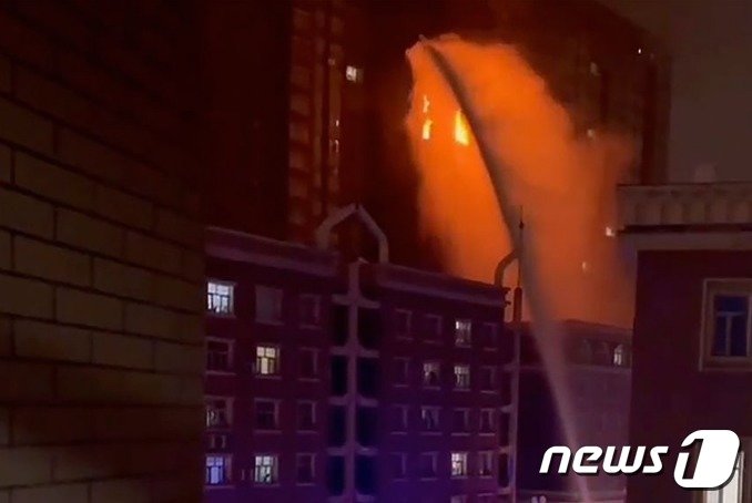 본문 이미지 - 우루무치 화재 현장 - 웨이보 갈무리