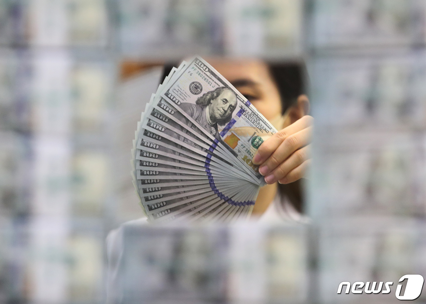 (서울=뉴스1) 김민지 기자 = 원·달러 환율 급등을 막기 위해 달러화를 시중에 풀면서 계속 줄어들던 우리나라 외한보유액이 4개월 만에 증가했다.한국은행이 5일 발표한 '2022년 …