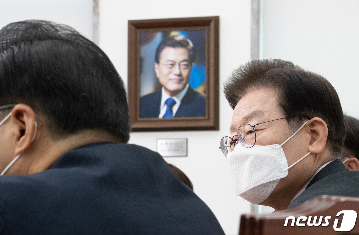 본문 이미지 - 이재명 더불어민주당 대표가 5일 오전 서울 여의도 국회에서 열린 최고위원회의에서 서영교 최고위원의 발언을 듣고 있다. 2022.12.5/뉴스1 ⓒ News1 이재명 기자