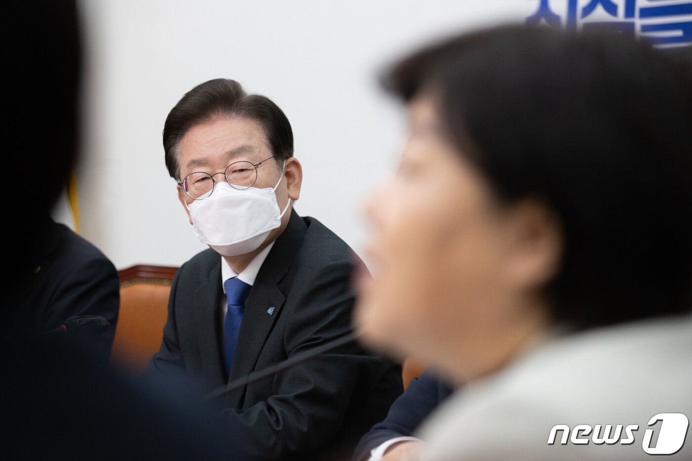 본문 이미지 - 이재명 더불어민주당 대표가 5일 오전 서울 여의도 국회에서 열린 최고위원회의에서 서영교 최고위원의 발언을 듣고 있다. 2022.12.5/뉴스1 ⓒ News1 이재명 기자