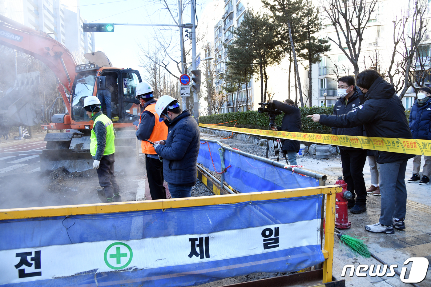 (서울=뉴스1) = 오승록 노원 구청장이 5일 오전 서울 노원구 청원초등학교 인근 열수송관 누수 발생 현장을 둘러보고 있다. (노원구청 제공) 2022.12.5/뉴스1