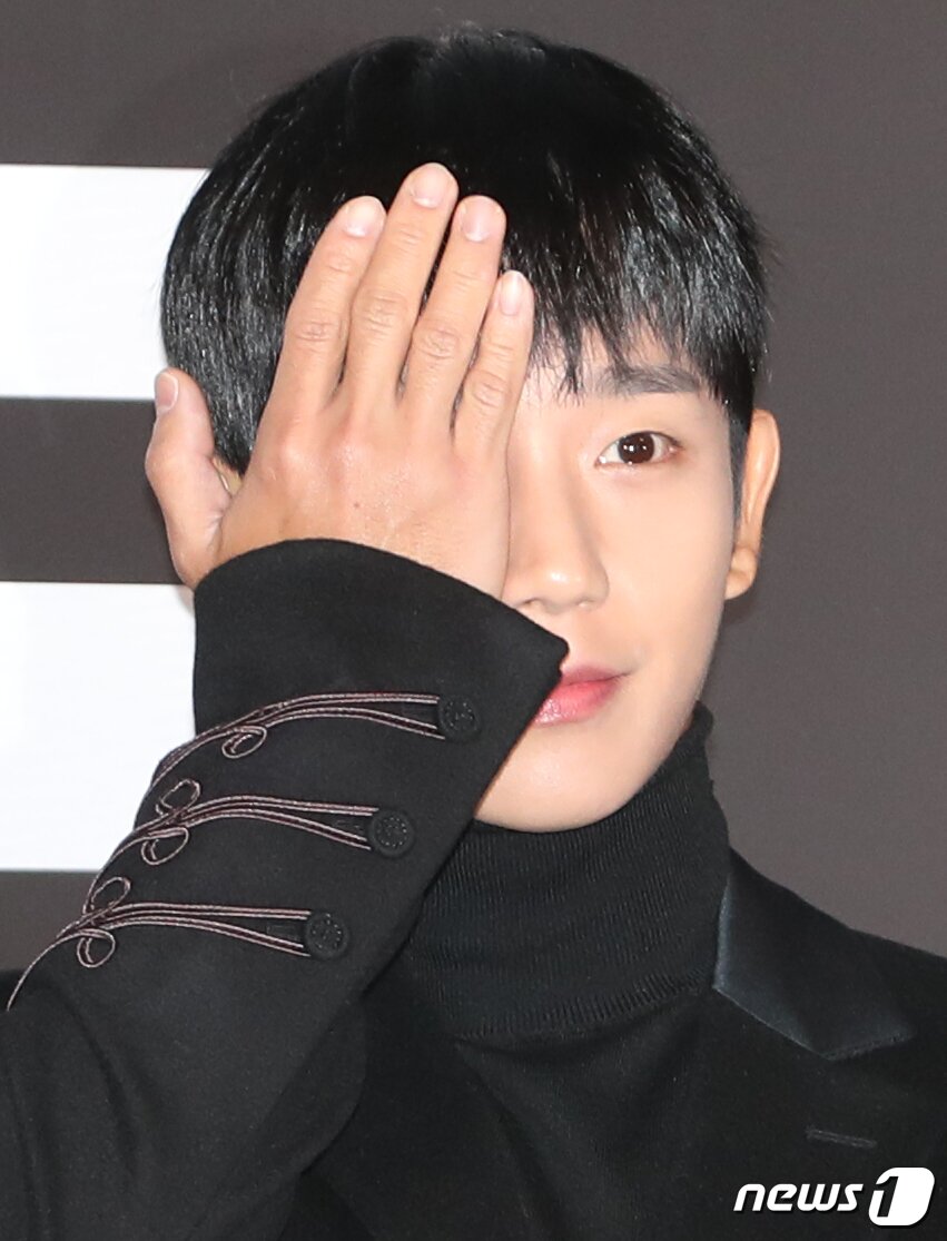 본문 이미지 - 배우 정해인이 5일 서울 용산구 CGV용산아이파크몰에서 열린 디즈니+의 오리지널 시리즈 '커넥트' 에피소드 언론시사 및 기자간담회에서 포즈를 취하고 있다. '커넥트'는 죽지 않는 몸을 가진 새로운 인류 동수(정해인 분)가 장기밀매 조직에게 납치당해 한쪽 눈을 빼앗긴 뒤, 자신의 눈이 대한민국을 떠들썩하게 만든 연쇄살인마에게 이식됐다는 것을 알고 그를 쫓는 불사의 추격을 담아낸 이야기를 그렸다. 2022.12.5/뉴스1 ⓒ News1 권현진 기자