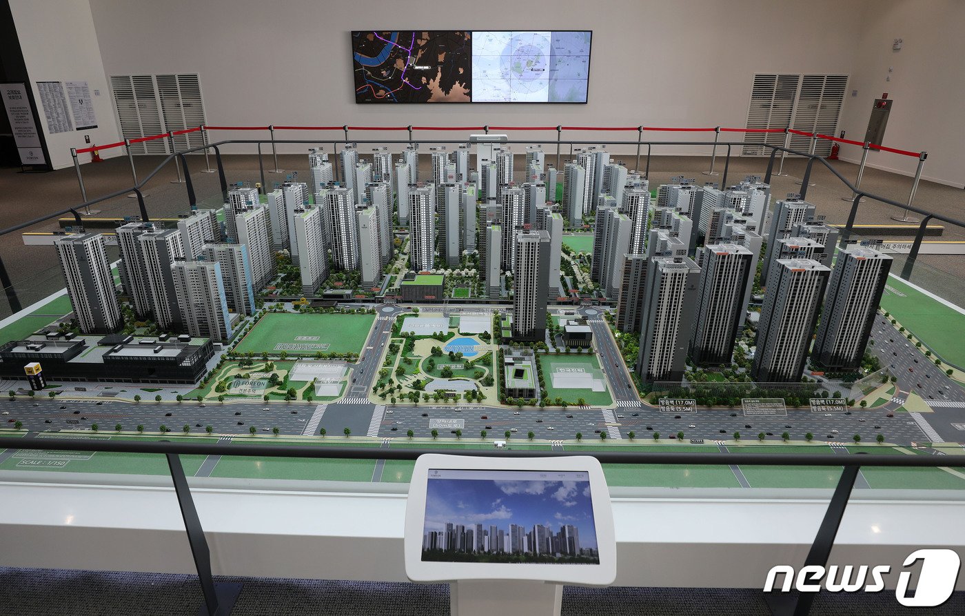 본문 이미지 - 사진은 5일 서울 강동구에 위치한 견본주택의 단지 모형 모습. 2022.12.5/뉴스1 ⓒ News1 박세연 기자