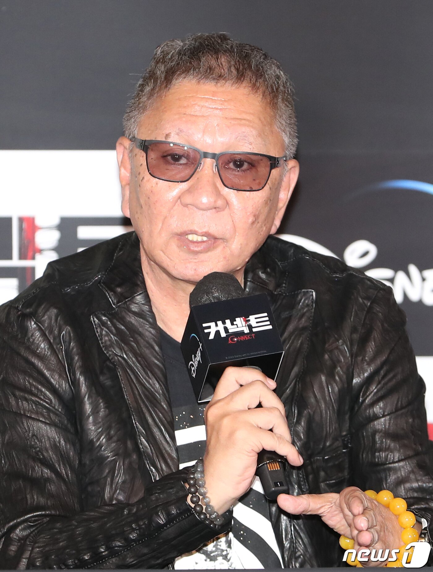 본문 이미지 - 미이케 타카시 감독이 5일 서울 용산구 CGV용산아이파크몰에서 열린 디즈니+의 오리지널 시리즈 '커넥트' 에피소드 언론시사 및 기자간담회에서 인사말을 하고 있다. '커넥트'는 죽지 않는 몸을 가진 새로운 인류 동수(정해인 분)가 장기밀매 조직에게 납치당해 한쪽 눈을 빼앗긴 뒤, 자신의 눈이 대한민국을 떠들썩하게 만든 연쇄살인마에게 이식됐다는 것을 알고 그를 쫓는 불사의 추격을 담아낸 이야기를 그렸다. 2022.12.5/뉴스1 ⓒ News1 권현진 기자