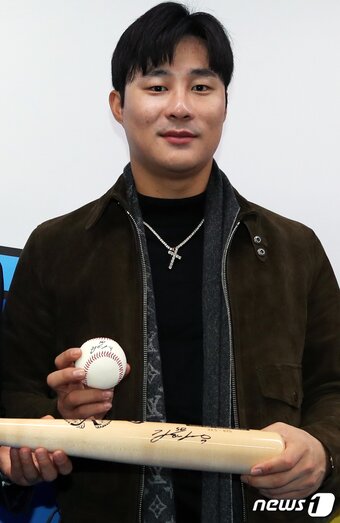 본문 이미지 - 샌디에이고 파드리스 소속 김하성 선수가 5일 경기 부천시청을 방문해 조용익 시장과 인사를 나눈 뒤 사인볼 및 배트를 들고 기념사진을 촬영하고 있다. 2022.12.5/뉴스1 ⓒ News1 정진욱 기자