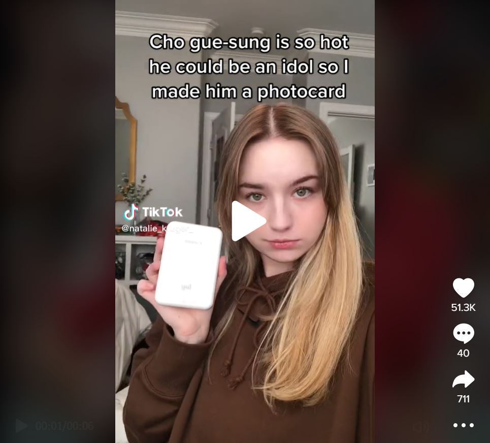 본문 이미지 - 지난 12월30일 한 해외팬이 조규성 선수의 포토카드를 직접 만들며 제작한 틱톡 영상 (틱톡 계정 natalie_kruger_ 갈무리)