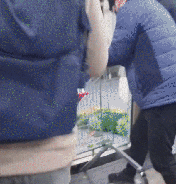 본문 이미지 - 서울지하철 7호선 노원역에서 열차와 승강장 사이에 쇼핑카트가 낀 모습. (인스타그램 갈무리)