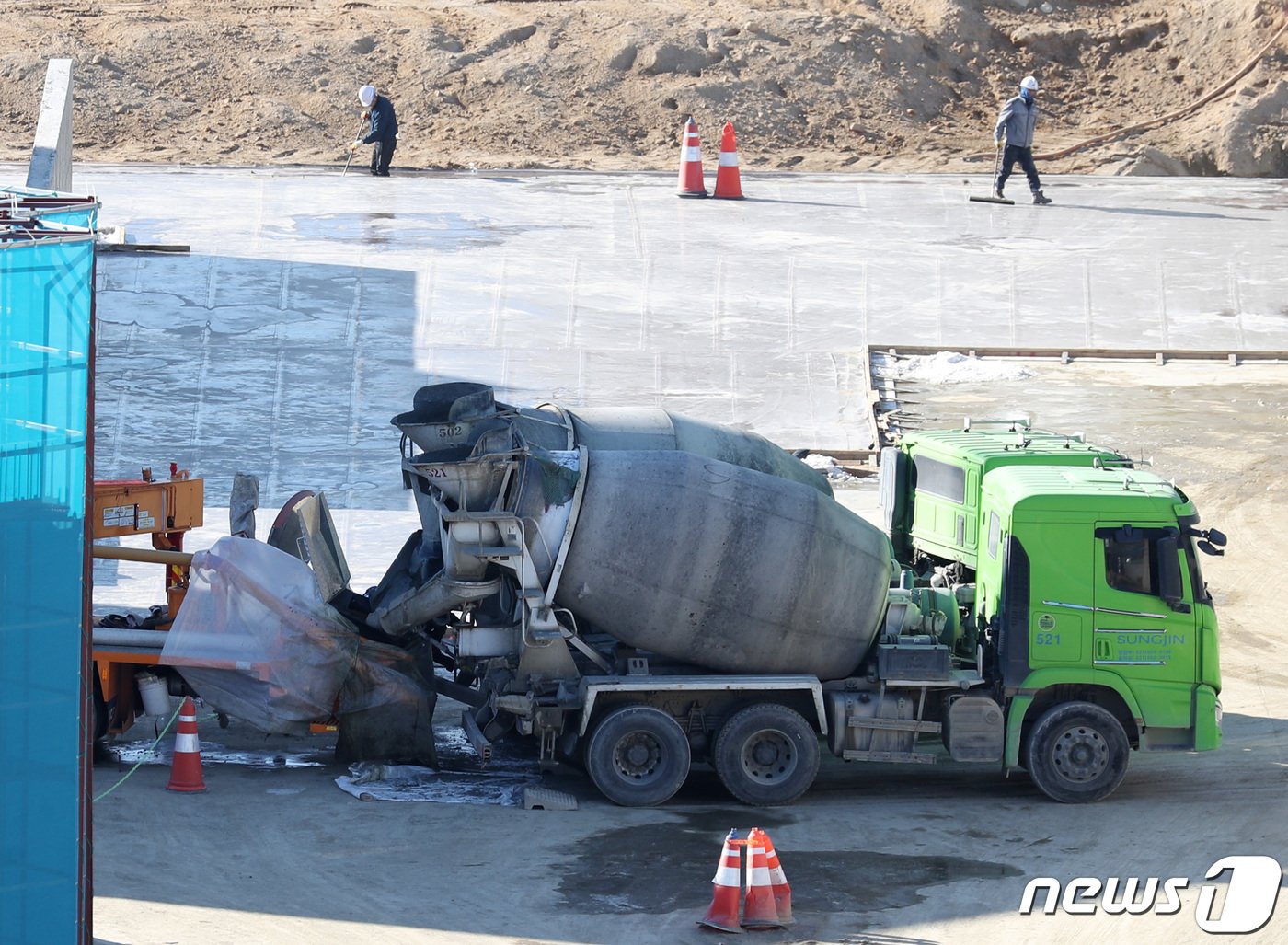 본문 이미지 - 정부가 시멘트에 이어서 정유·철강 분야에 대한 추가 운송개시명령&#40;업무개시명령&#41; 발동 가능성을 보이고 있는 가운데 5일 오후 경기 수원시의 한 건설현장에서 콘크리트 타설 작업이 진행되고 있다. 2022.12.5/뉴스1 ⓒ News1 김영운 기자