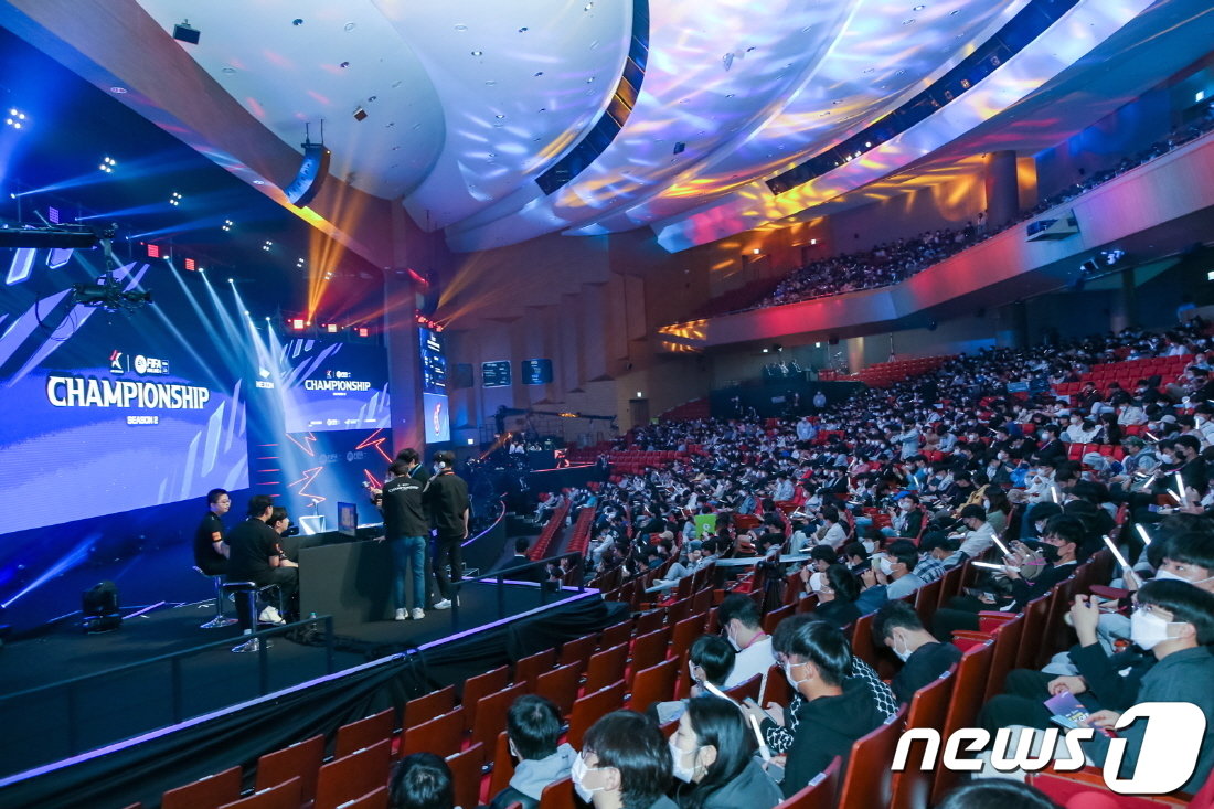 본문 이미지 - 부산 벡스코 오디토리움에서 펼쳐진 eK 리그 챔피언십 시즌 2 결승전이 진행되고 있다. &#40;사진제공=넥슨&#41;