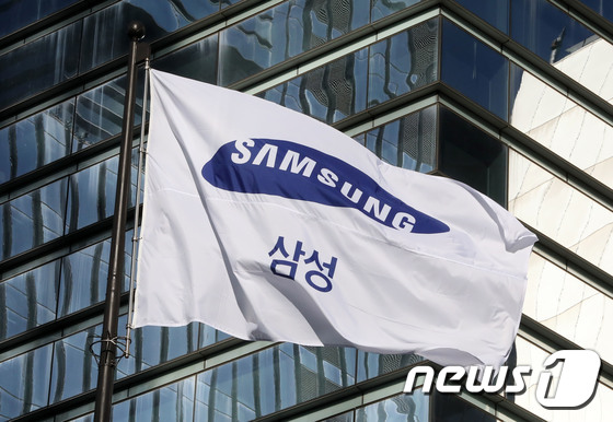 서울 삼성전자 서초사옥에 삼성 깃발이 펄럭이고 있다. /뉴스1 © News1 박세연 기자