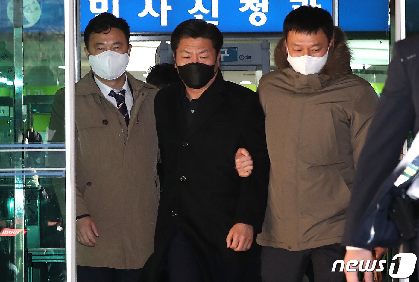 본문 이미지 - '이태원 참사' 당시 부실대응 의혹을 받고 있는 이임재 전 용산경찰서장이 5일 오후 서울 마포구 서울서부지법에서 열린 구속 전 피의자심문(영장실질심사)을 마치고 나서고 있다. 2022.12.5/뉴스1 ⓒ News1 임세영 기자