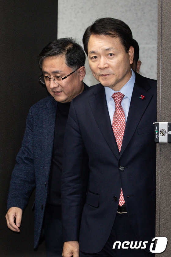 성일종 국민의힘 정책위의장(오른쪽)과 김성환 더불어민주당 정책위의장이 5일 서울 여의도 국회 의원회관에서 열린 예산안 관련 2+2 협의체에 참석하고 있다. 2022.12.5/뉴스1 © News1 유승관 기자