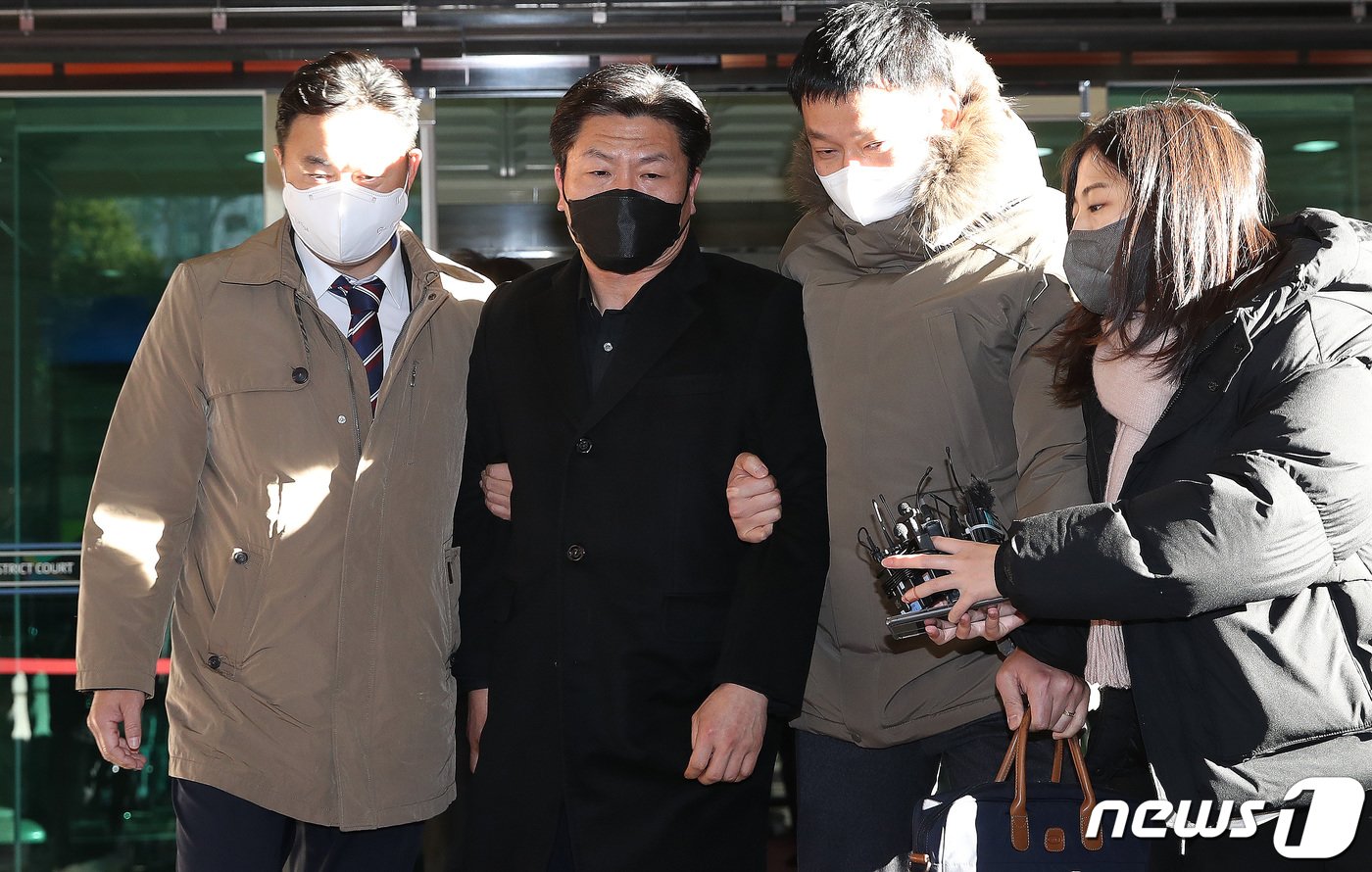 본문 이미지 - '이태원 참사' 당시 부실대응 의혹을 받고 있는 이임재 전 용산경찰서장이 5일 오후 서울 마포구 서울서부지법에서 열린 구속 전 피의자심문(영장실질심사)을 마친 후 밖으로 나오고 있다.  2022.12.5/뉴스1 ⓒ News1 임세영 기자