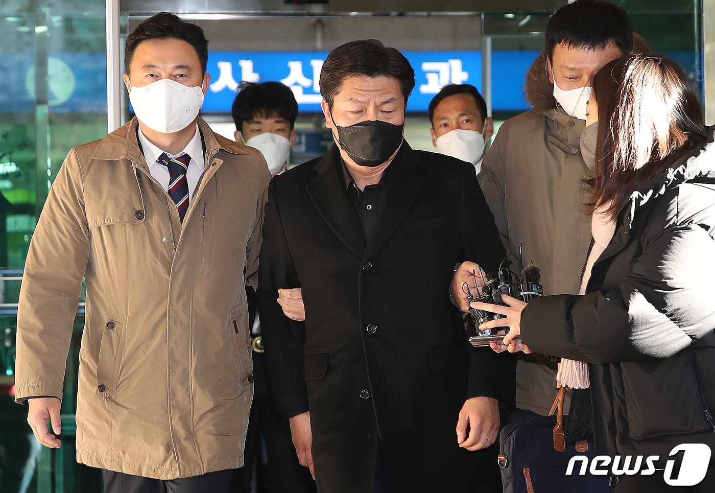 본문 이미지 - '이태원 참사' 당시 부실대응 의혹을 받고 있는 이임재 전 용산경찰서장이 5일 오후 서울 마포구 서울서부지법에서 열린 구속 전 피의자심문(영장실질심사)을 마친 후 밖으로 나오고 있다.. 2022.12.5/뉴스1 ⓒ News1 임세영 기자