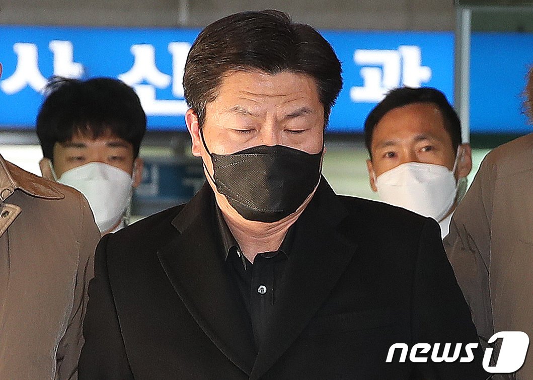 본문 이미지 - '이태원 참사' 당시 부실대응 의혹을 받고 있는 이임재 전 용산경찰서장이 5일 오후 서울 마포구 서울서부지법에서 열린 구속 전 피의자심문(영장실질심사)을 마친 후 밖으로 나오고 있다. 서울서부지법은 이날 이 전 서장과 박성민 전 서울경찰청 정보부장, 김진호 전 용산서 정보과장, 송병주 전 용산서 112상황실장 등 4명에 대한 영장실질심사를 진행했다. 2022.12.5/뉴스1 ⓒ News1 임세영 기자