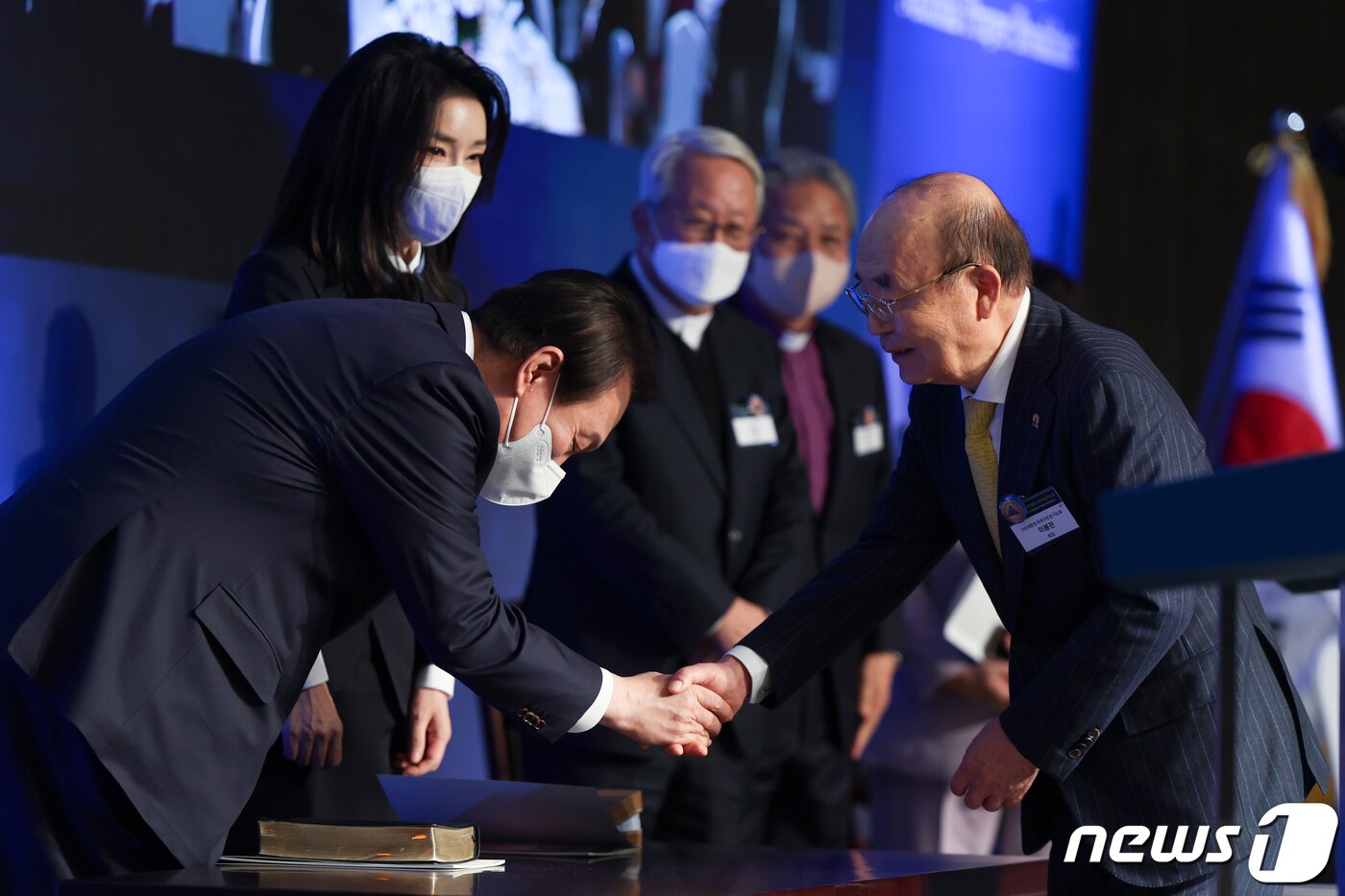 본문 이미지 - 윤석열 전 대통령과 김건희 여사가 2022년 12월 5일 오전 서울 강남구 그랜드 인터컨티넨탈 서울파르나스에서 열린 제54회 국가조찬기도회에서 이봉관 국가조찬기도회장과 악수하고 있다. &#40;대통령실 제공&#41; 2022.12.5/뉴스1 ⓒ News1 오대일 기자