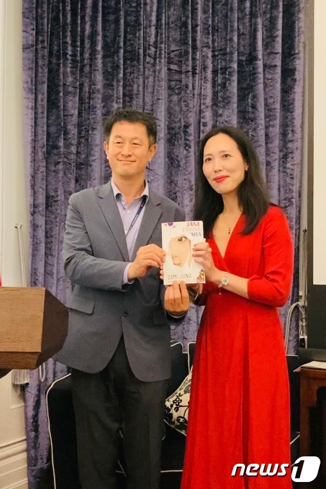 본문 이미지 - 주홍콩 대한민국 총영사관의 이영호 영사와 정다미 작가.