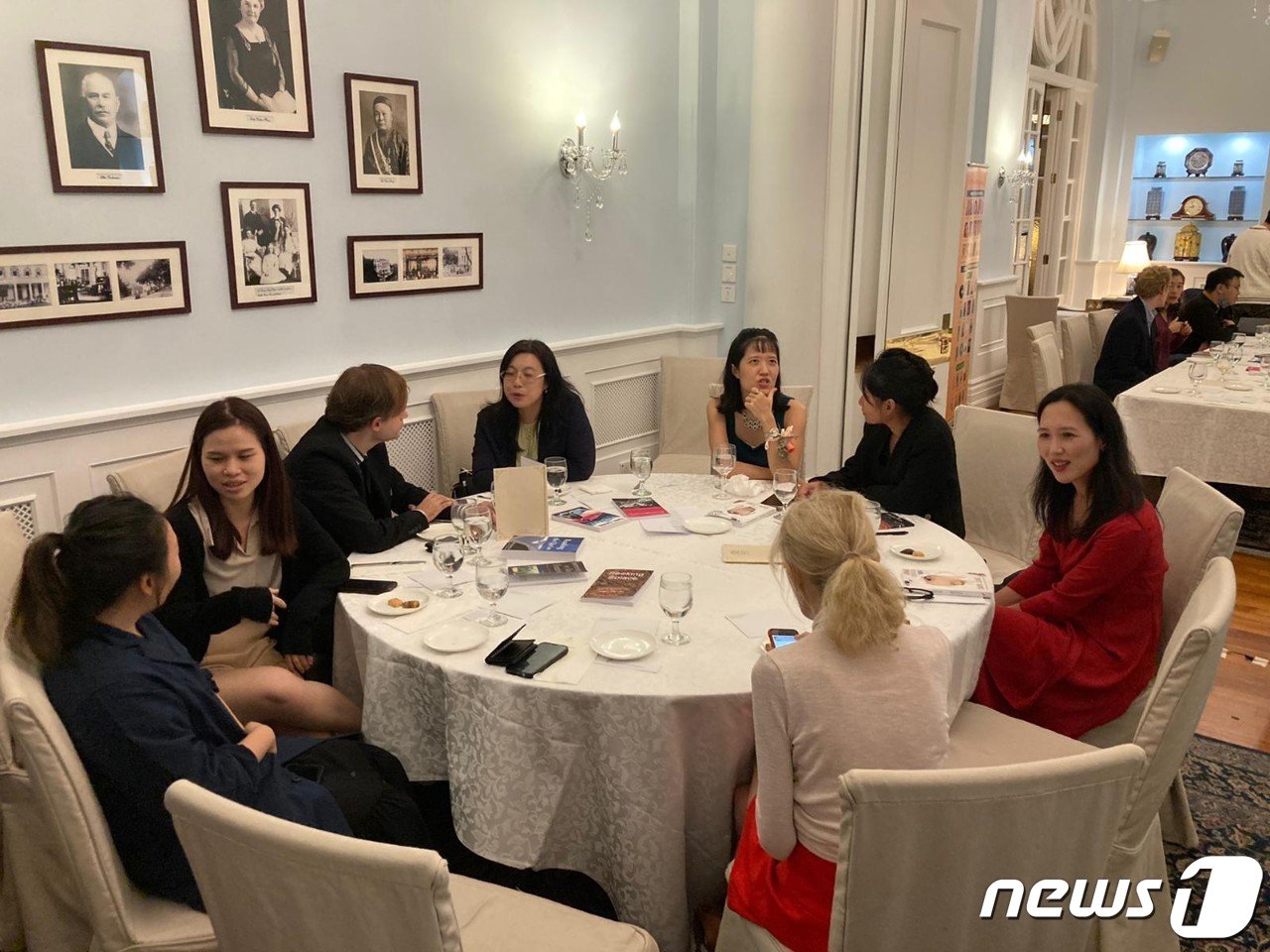 본문 이미지 - 지난달 17일&#40;현지시간&#41; 홍콩에서 열린 프로버스 문학상&#40;Proverse Prize&#41;수상식.