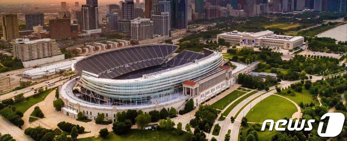 본문 이미지 -  지난 1994년 미국 월드컵 개막전이 열린 시카고 솔저필드. 이를 전용구장으로 쓰고 있는 풋볼팀 시카고 베어스는 ‘작은’ 규모를 이유로 현재 시카고 교외의 알링턴 하이츠 이전을 추진 중이다. &#40;시카고 베어스 홈페이지&#41;