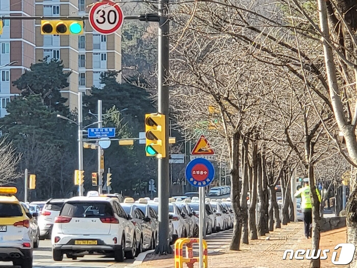 본문 이미지 - 강원 원주지역 14개 법인택시업체 대표자와 근로자들이 5일 시청 앞에서 ‘택시부제 해제 결사반대’ 등의 현수막을 내걸면서 집회에 나선 가운데 이날 시청 주변에 집회 관련 택시들이 주차돼 있다. 2022.12.5/뉴스1 신관호 기자
