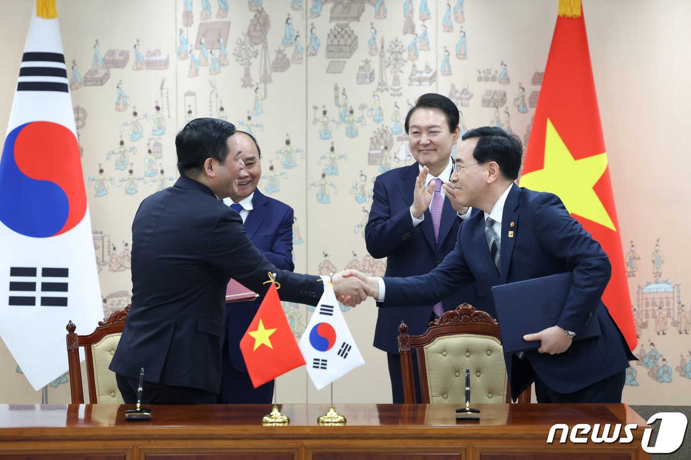 윤석열 대통령과 응우옌 쑤언 푹 베트남 국가주석이 용산 대통령실 청사에서 열린 핵심광물 공급망 협력에 관한 양해각서&#40;MOU&#41; 서명식에서 이창양 산업통상자원부 장관&#40;오른쪽&#41;과 응우옌 홍 지엔 베트남 산업무역부 장관의 악수 모습을 지켜보며 박수치고 있다. &#40;대통령실 제공&#41; 2022.12.5/뉴스1 ⓒ News1 오대일 기자