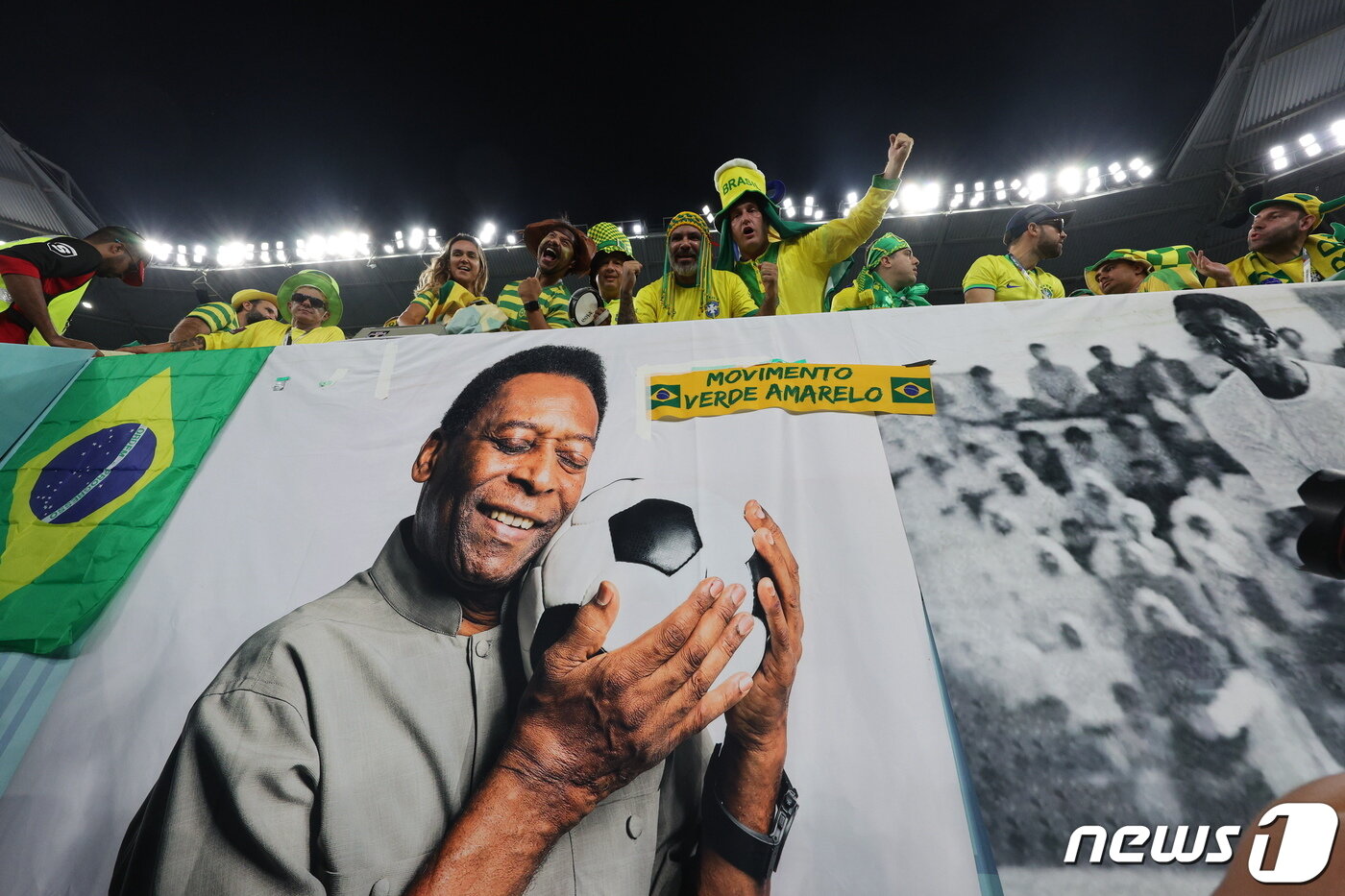 본문 이미지 - 5일 오후(현지시간) 카타르 도하 스타디움974에서 열린 2022 카타르 월드컵 16강 대한민국과 브라질의 경기에서 브라질 축구팬들이 펠레 현수막을 걸고 열띤 응원을 하고 있다. 2022.12.6/뉴스1 ⓒ News1 이동해 기자