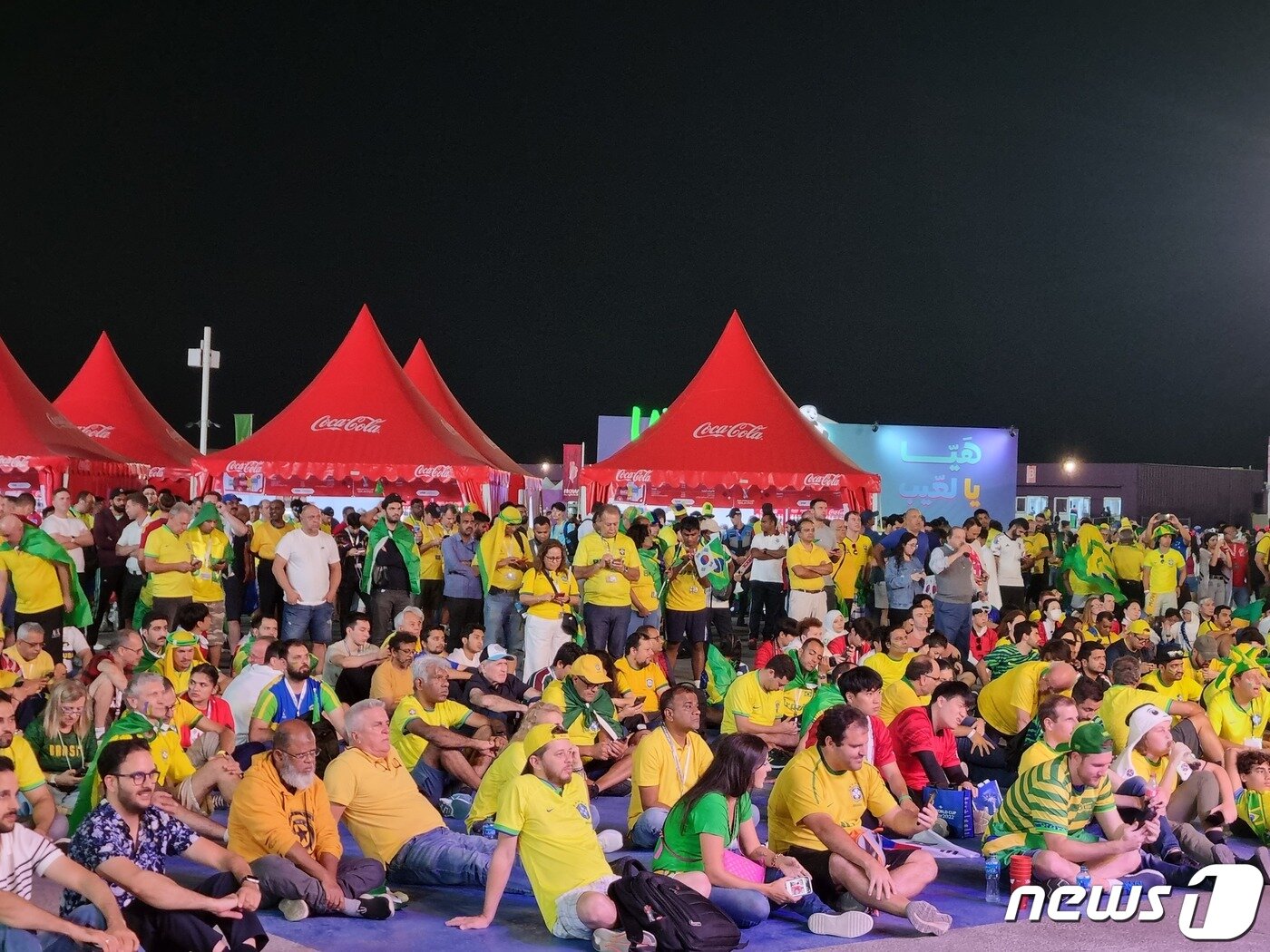 본문 이미지 - 경기장 밖에서 일본-크로아티아전을 보는 브라질 팬들 ⓒ News1 안영준 기자 