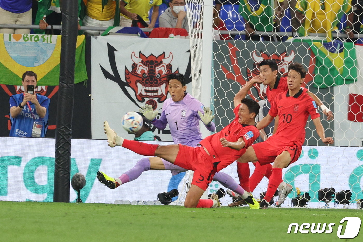 본문 이미지 - 5일 오후&#40;현지시간&#41; 카타르 도하 스타디움974에서 열린 2022 카타르 월드컵 16강 대한민국과 브라질의 경기에서 대한민국 정우영이 상대공격을 온몸으로 저지하고 있다. 2022.12.6/뉴스1 ⓒ News1 이동해 기자