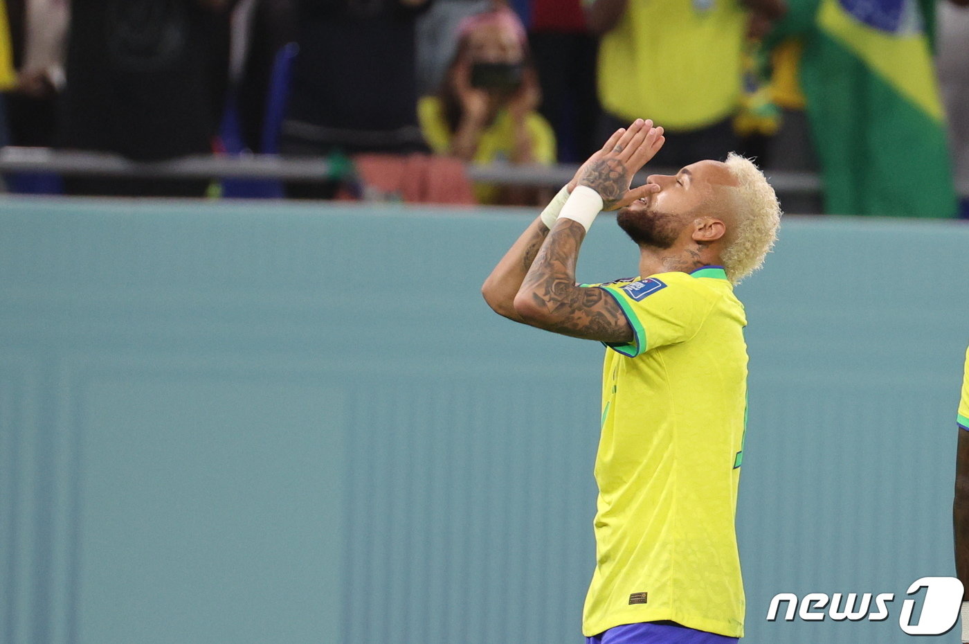본문 이미지 - 5일 오후&#40;현지시간&#41; 카타르 도하 스타디움974에서 열린 2022 카타르 월드컵 16강 대한민국과 브라질의 경기에서 브라질 네이마르가 PK로 득점에 성공한 후 기뻐하고 있다. 2022.12.6/뉴스1 ⓒ News1 이광호 기자