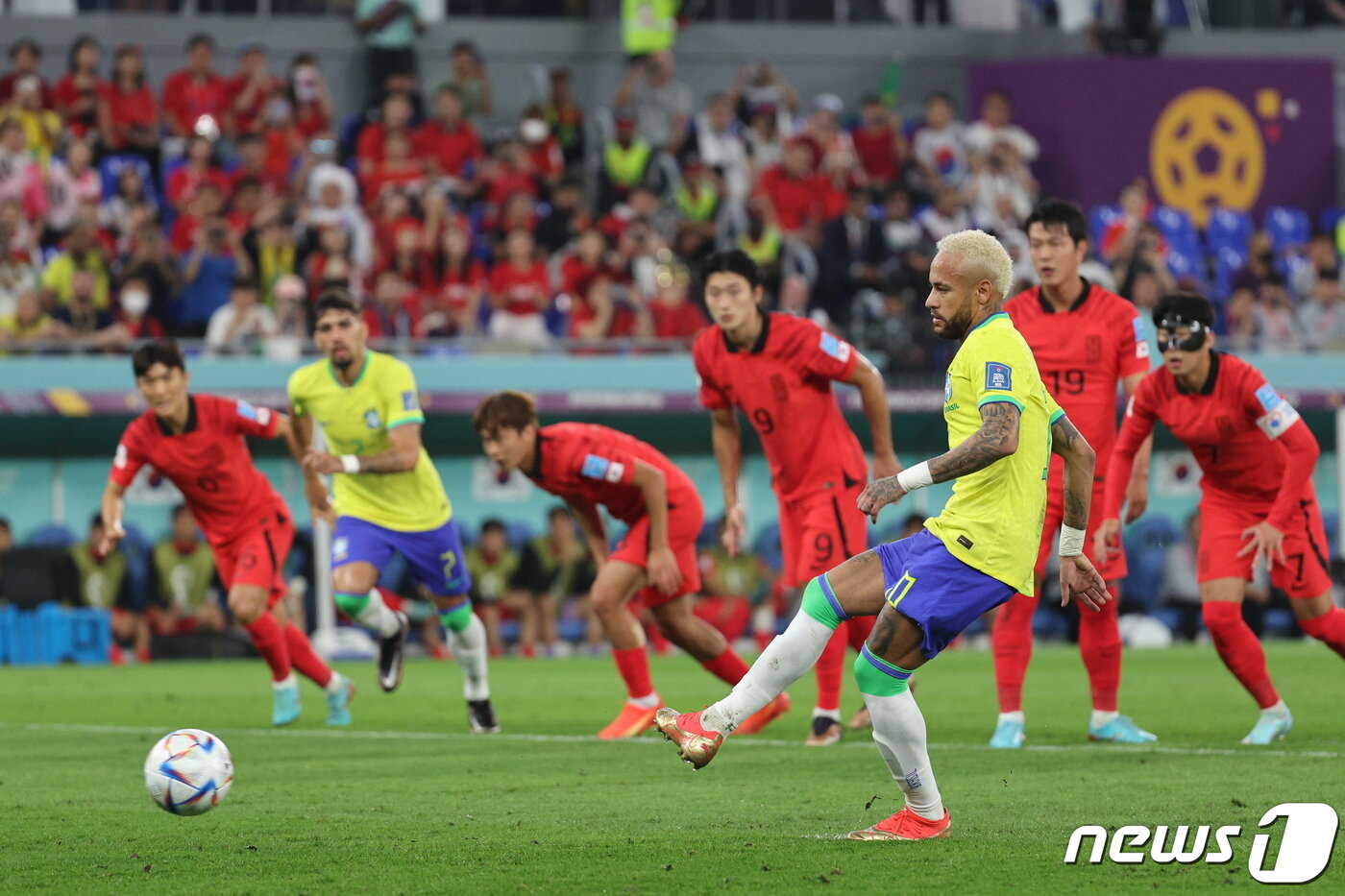 본문 이미지 - 5일 오후(현지시간) 카타르 도하 스타디움974에서 열린 2022 카타르 월드컵 16강 대한민국과 브라질의 경기에서 브라질 네이마르가 PK로 득점에 성공하고 있다. 2022.12.6/뉴스1 ⓒ News1 이광호 기자