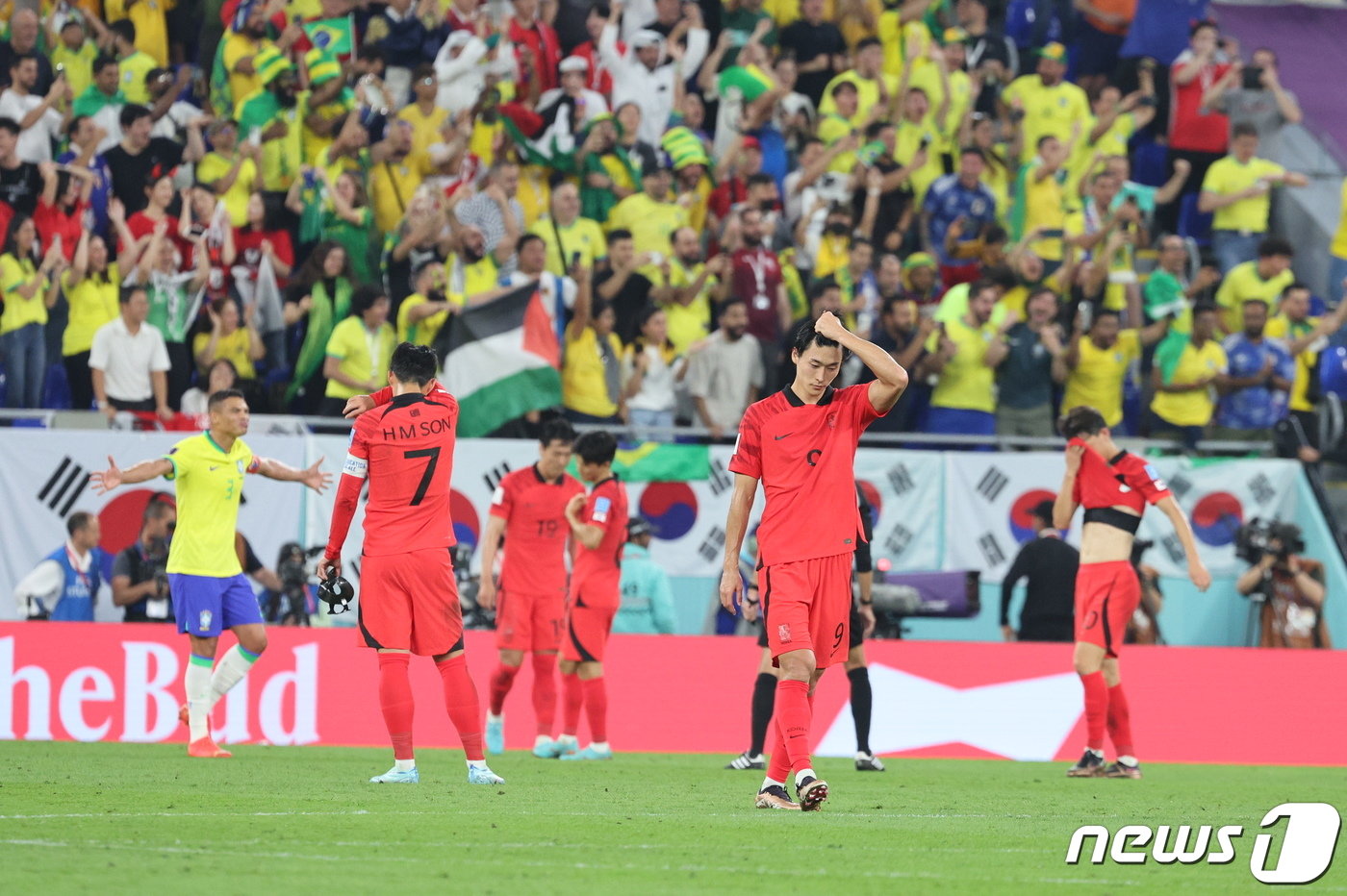 본문 이미지 - 5일 오후&#40;현지시간&#41; 카타르 도하 스타디움974에서 열린 2022 카타르 월드컵 16강 대한민국과 브라질의 경기에서 전반전 히샬리송에게 세번째 골을 허용한 대한민국 축구대표팀 선수들이 아쉬운 표정을 짓고 있다. 2022.12.6/뉴스1 ⓒ News1 이동해 기자
