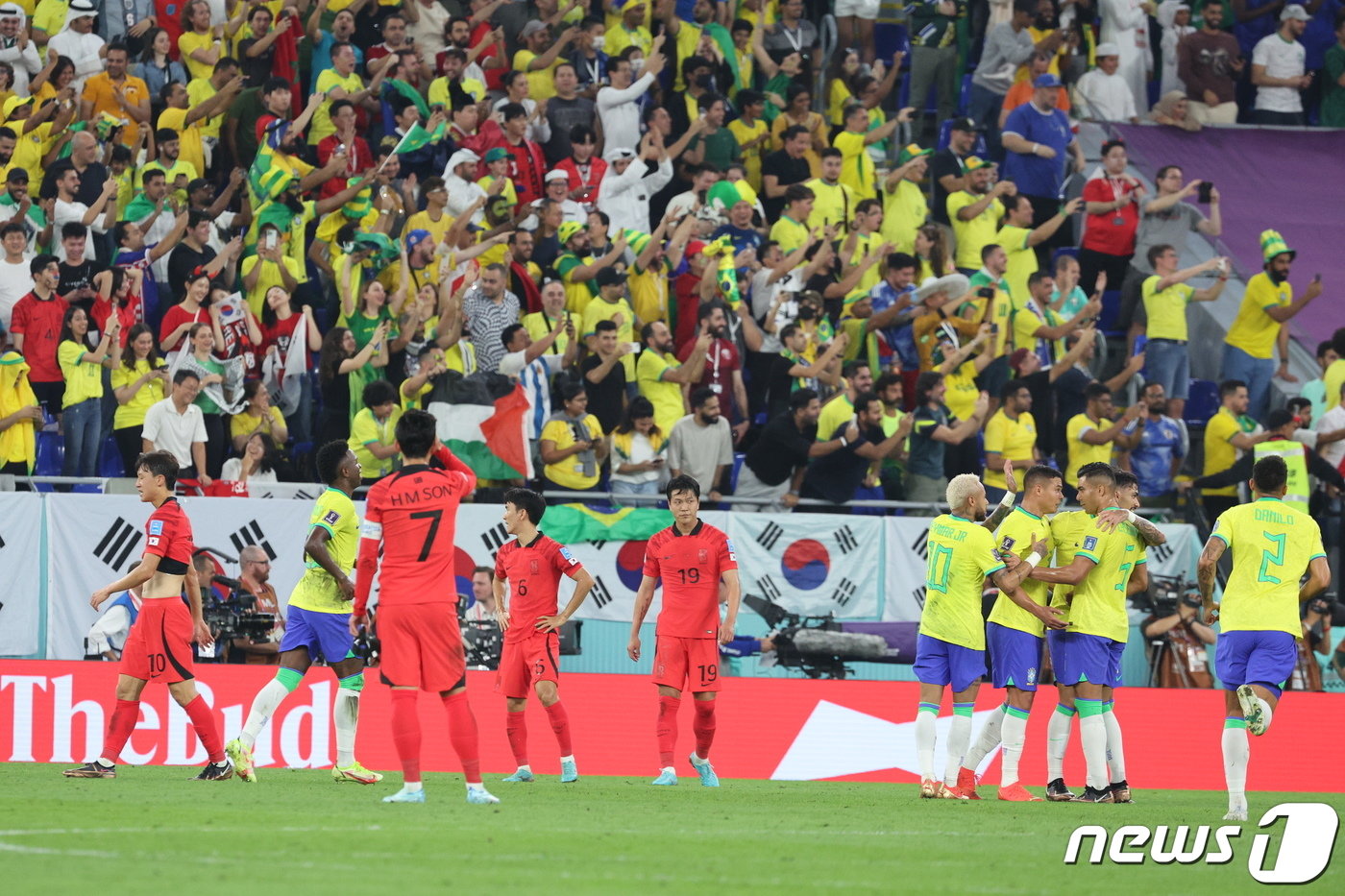 본문 이미지 - 5일 오후&#40;현지시간&#41; 카타르 도하 스타디움974에서 열린 2022 카타르 월드컵 16강 대한민국과 브라질의 경기에서 전반전 히샬리송에게 세번째 골을 허용한 대한민국 축구대표팀 선수들이 아쉬운 표정을 짓고 있다. 2022.12.6/뉴스1 ⓒ News1 이동해 기자