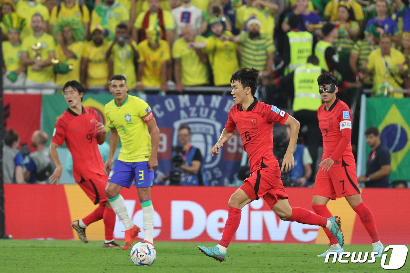 본문 이미지 - 5일 오후&#40;현지시간&#41; 카타르 도하 스타디움974에서 열린 2022 카타르 월드컵 16강 대한민국과 브라질의 경기에서 대한민국 황인범이 드리블 돌파를 하고 있다. 2022.12.6/뉴스1 ⓒ News1 이광호 기자