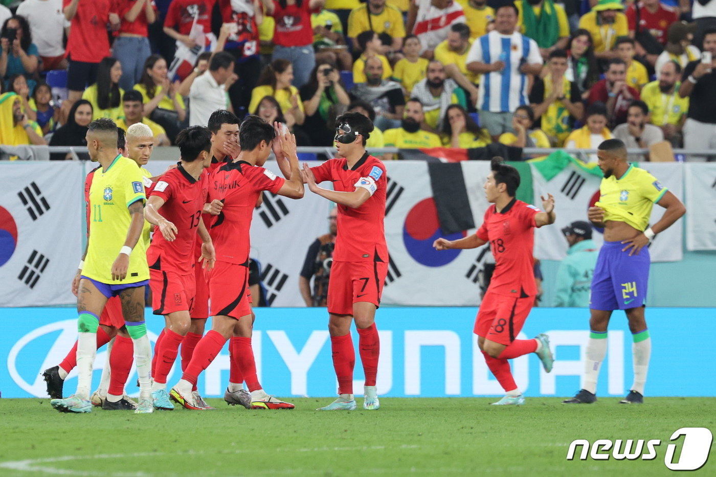본문 이미지 - 5일 오후&#40;현지시간&#41; 카타르 도하 스타디움974에서 열린 2022 카타르 월드컵 16강 대한민국과 브라질의 경기에서 대한민국 백승호가 골을 기록한 후 기뻐하고 있다. 2022.12.6/뉴스1 ⓒ News1 이동해 기자