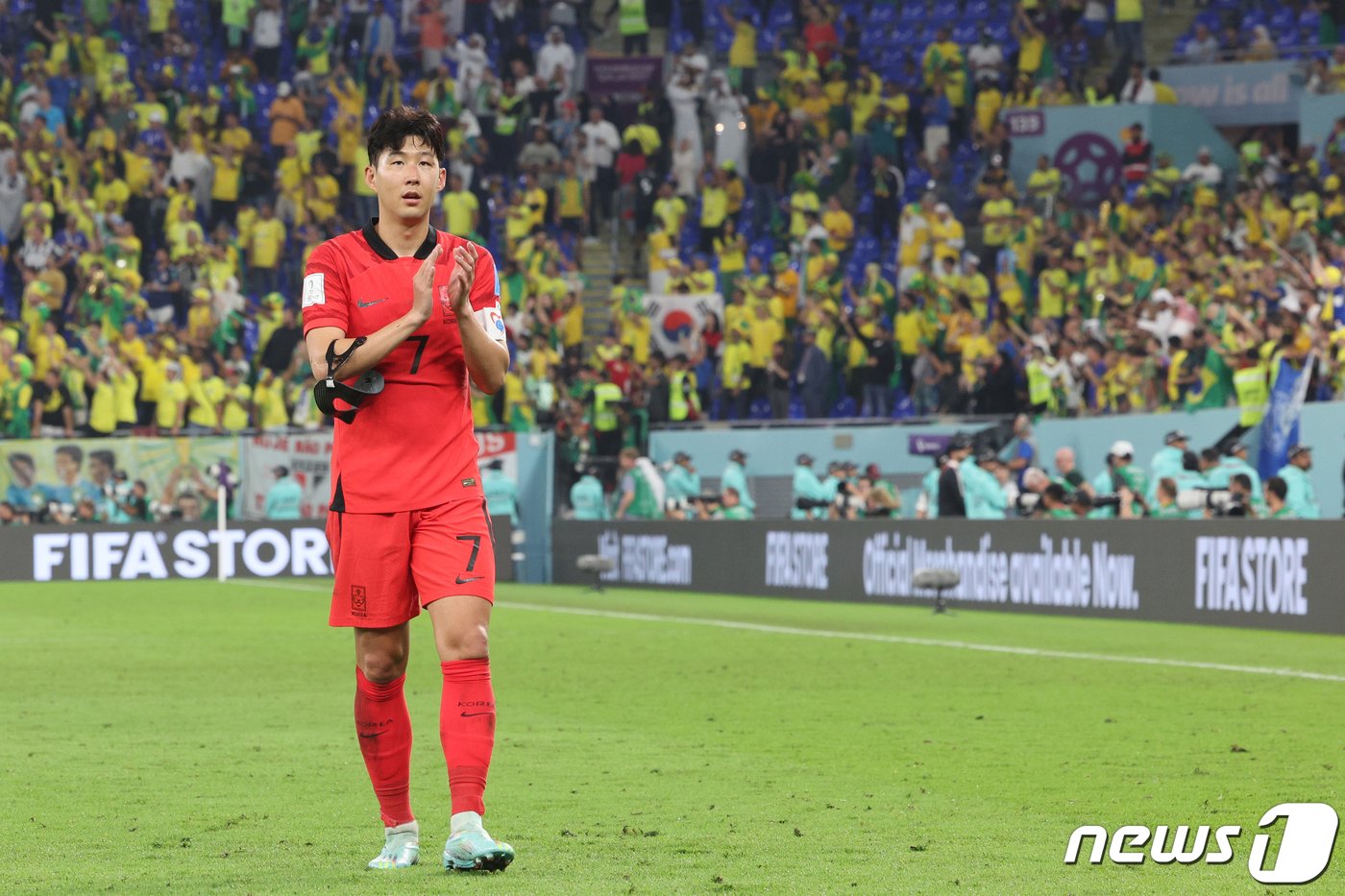 본문 이미지 - 5일 오후&#40;현지시간&#41; 카타르 도하 스타디움974에서 열린 2022 카타르 월드컵 16강 대한민국과 브라질의 경기에서 1대 4로 패배한 대한민국 손흥민이 응원단을 향해 박수를 보내고 있다. 2022.12.6/뉴스1 ⓒ News1 이광호 기자