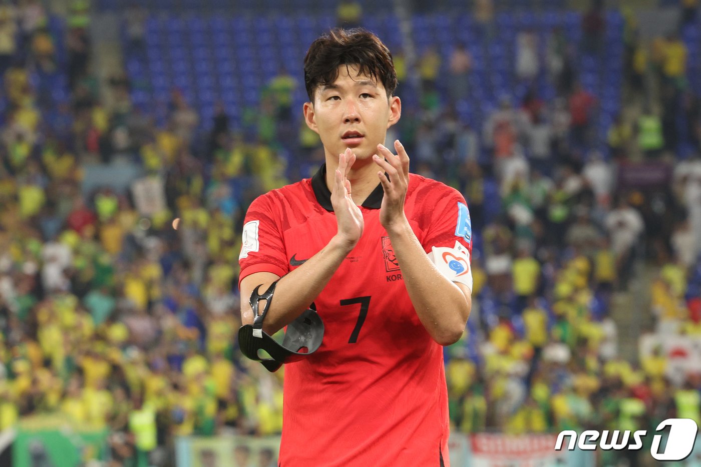 본문 이미지 - 5일 오후&#40;현지시간&#41; 카타르 도하 스타디움974에서 열린 2022 카타르 월드컵 16강 대한민국과 브라질의 경기에서 1대 4로 패배한 대한민국 손흥민이 응원단을 향해 박수를 보내고 있다. 2022.12.6/뉴스1 ⓒ News1 이광호 기자