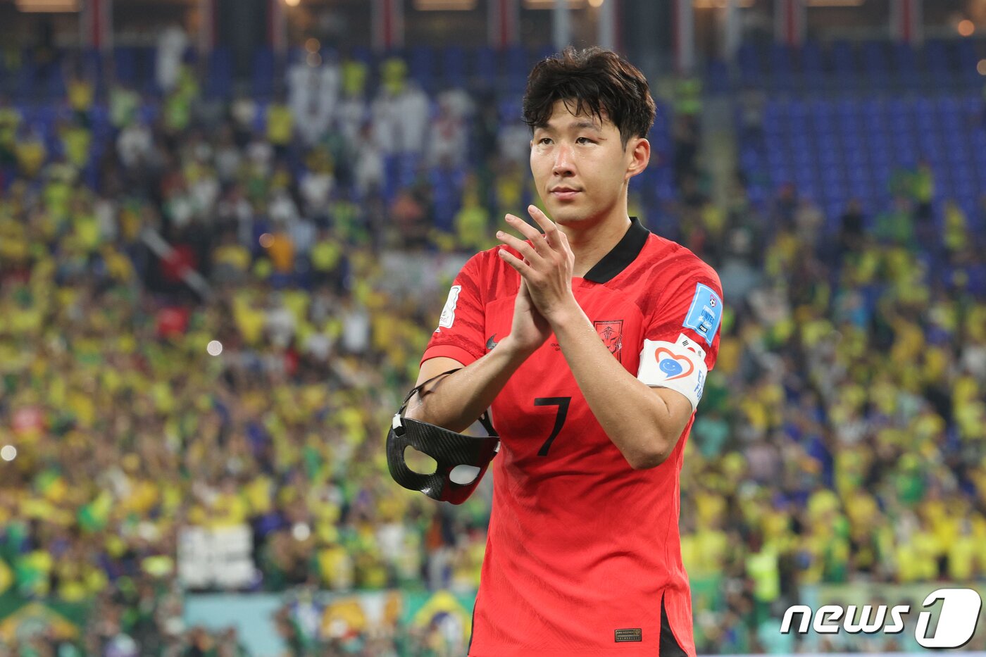 본문 이미지 - 5일 오후&#40;현지시간&#41; 카타르 도하 스타디움974에서 열린 2022 카타르 월드컵 16강 대한민국과 브라질의 경기에서 1대 4로 패배한 대한민국 손흥민이 응원단을 향해 박수를 보내고 있다. 2022.12.6/뉴스1 ⓒ News1 이광호 기자