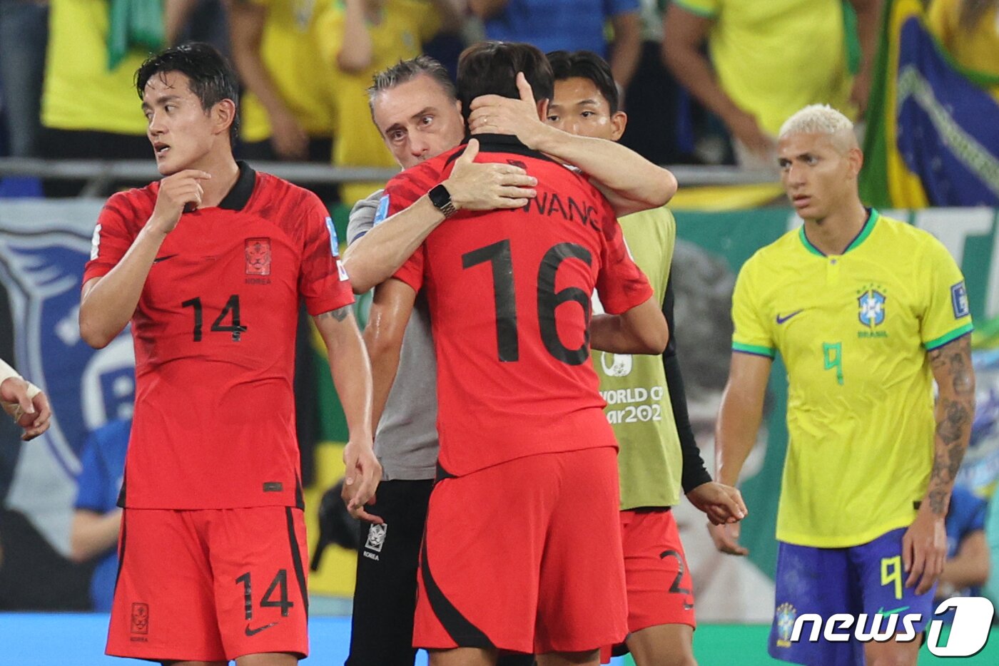 본문 이미지 - 파울루 벤투 대한민국 축구대표팀 감독이 5일 오후(현지시간) 카타르 도하 스타디움974에서 열린 2022 카타르 월드컵 16강 브라질과의 경기에서 1대 4로 패배하며 경기를 마친 선수들을 격려하고 있다. 2022.12.6/뉴스1 ⓒ News1 이광호 기자