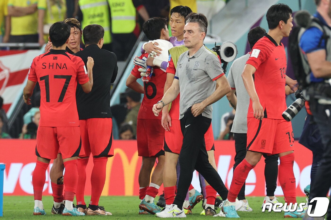 본문 이미지 - 파울루 벤투 대한민국 축구대표팀 감독이 5일 오후(현지시간) 카타르 도하 스타디움974에서 열린 2022 카타르 월드컵 16강 브라질과의 경기에서 1대 4로 패배하며 경기를 마친 선수들을 격려한뒤 그라운드를 나서고 있다. 2022.12.6/뉴스1 ⓒ News1 이광호 기자